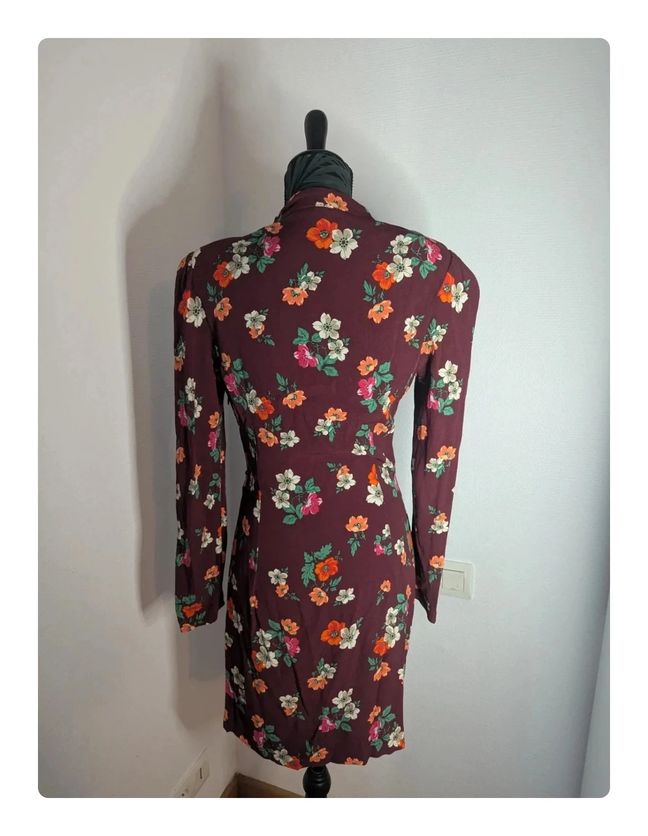 Vestido Maje "Ripito" floral bordô drapeado - Tamanho 3 (G) – photo 2